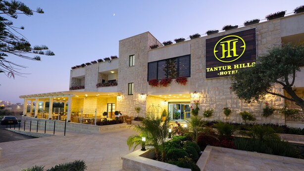 A modern building with a sign reading "Tantur Hills Hotel". - Tantur Hills Hotel - Jerusalem (Jerusalem)