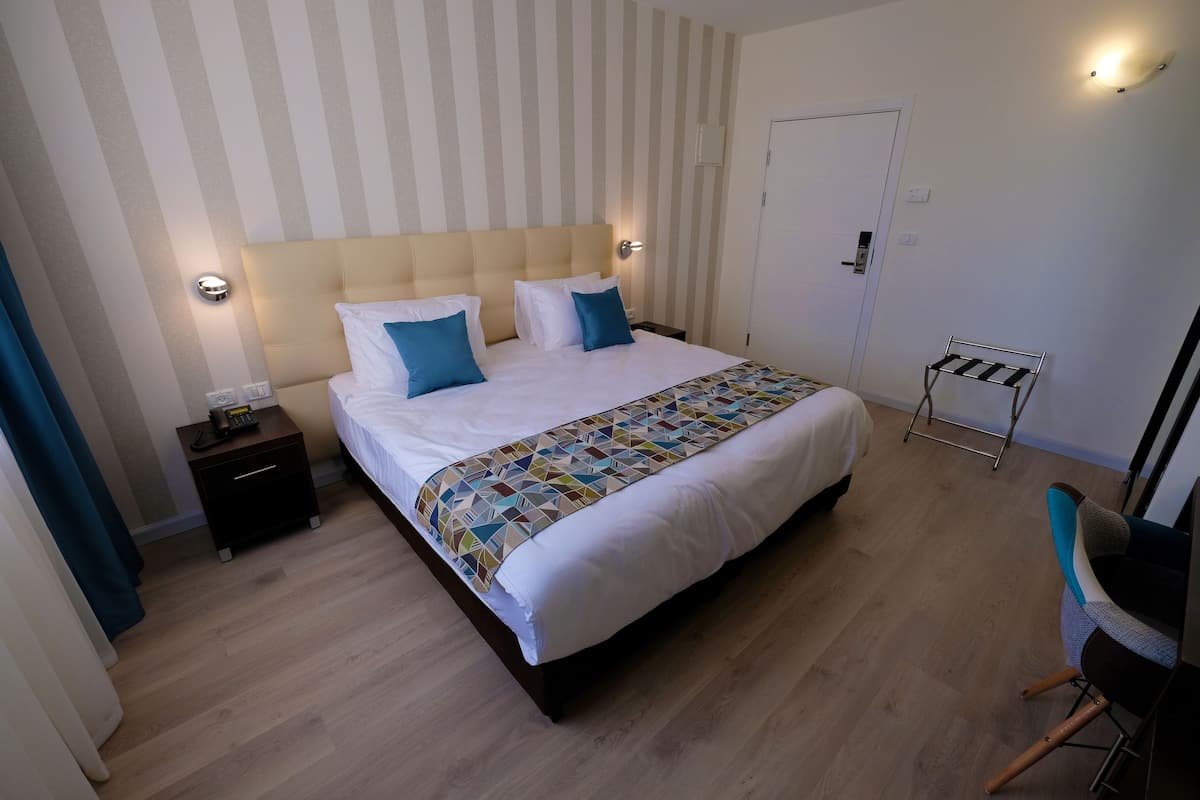 1 dormitorio, minibar, caja fuerte y escritorio