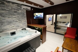 Club Suite Bedroom | Minibar, coffres-forts dans les chambres, bureau, chambres insonorisées