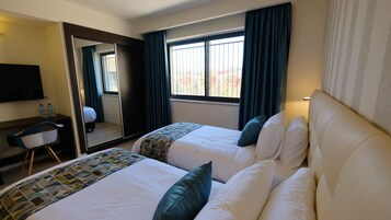 Minibar, caja de seguridad en la habitación y escritorio 