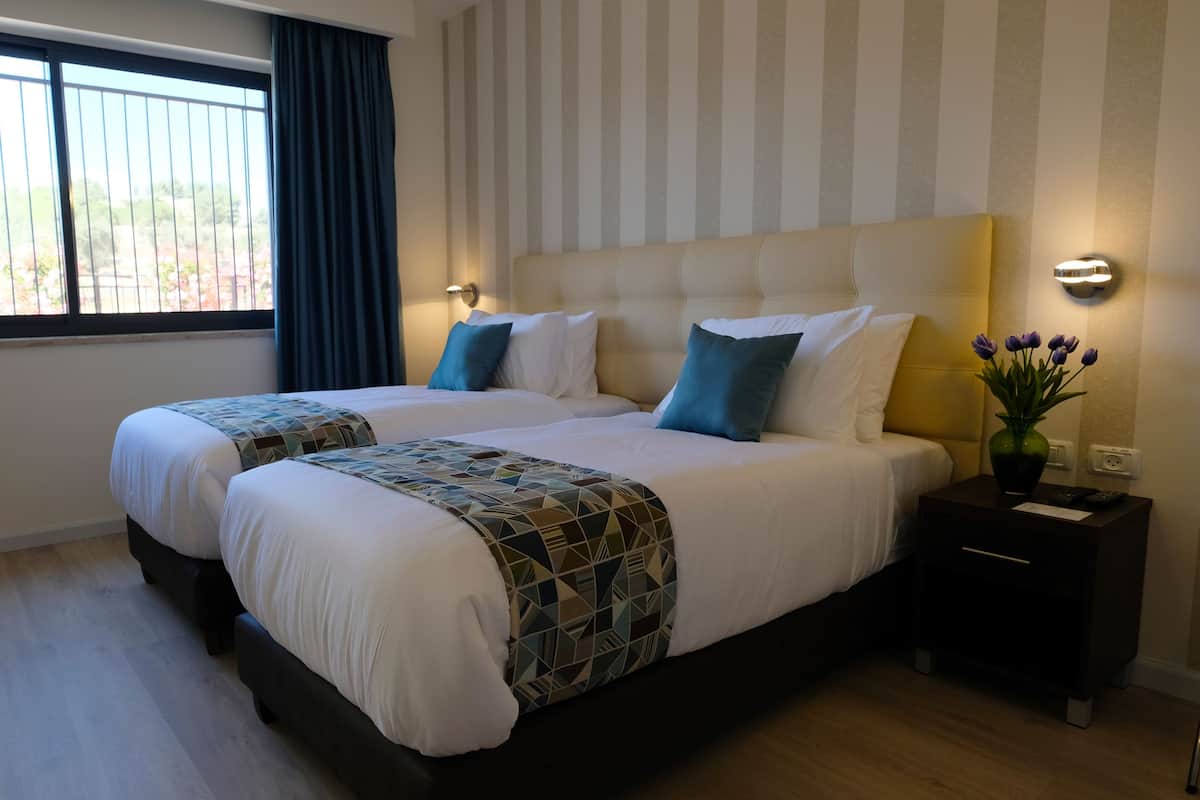 Habitación estándar con 2 camas individuales | 1 dormitorio, minibar, caja fuerte y escritorio