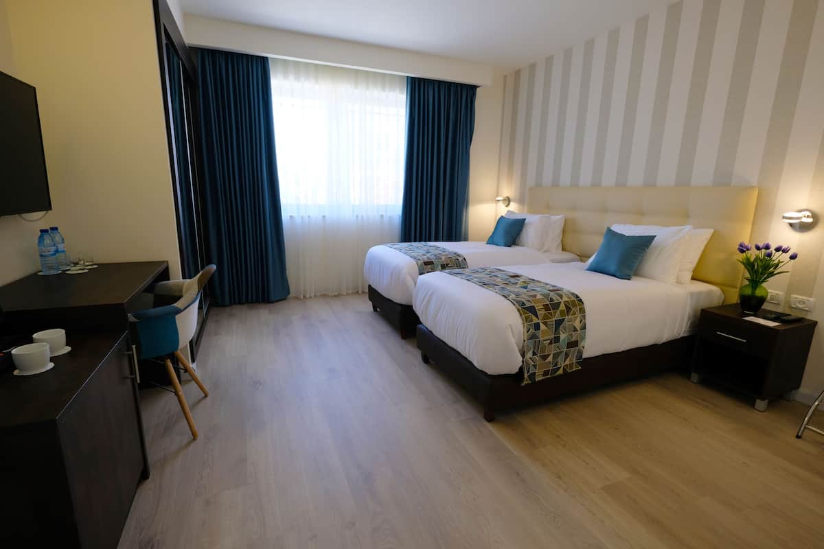 1 dormitorio, minibar, caja fuerte y escritorio