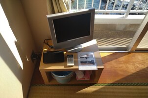 Japanese Room With Shared Washroom- Quadruple Smoking | Free WiFi, bed sheets