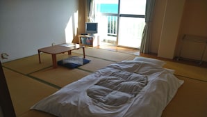ห้องทราดิชันนัลสำหรับสี่ท่าน, ปลอดบุหรี่ (With Shared Washroom) | Wi-Fi ฟรี, ผ้าปูที่นอน