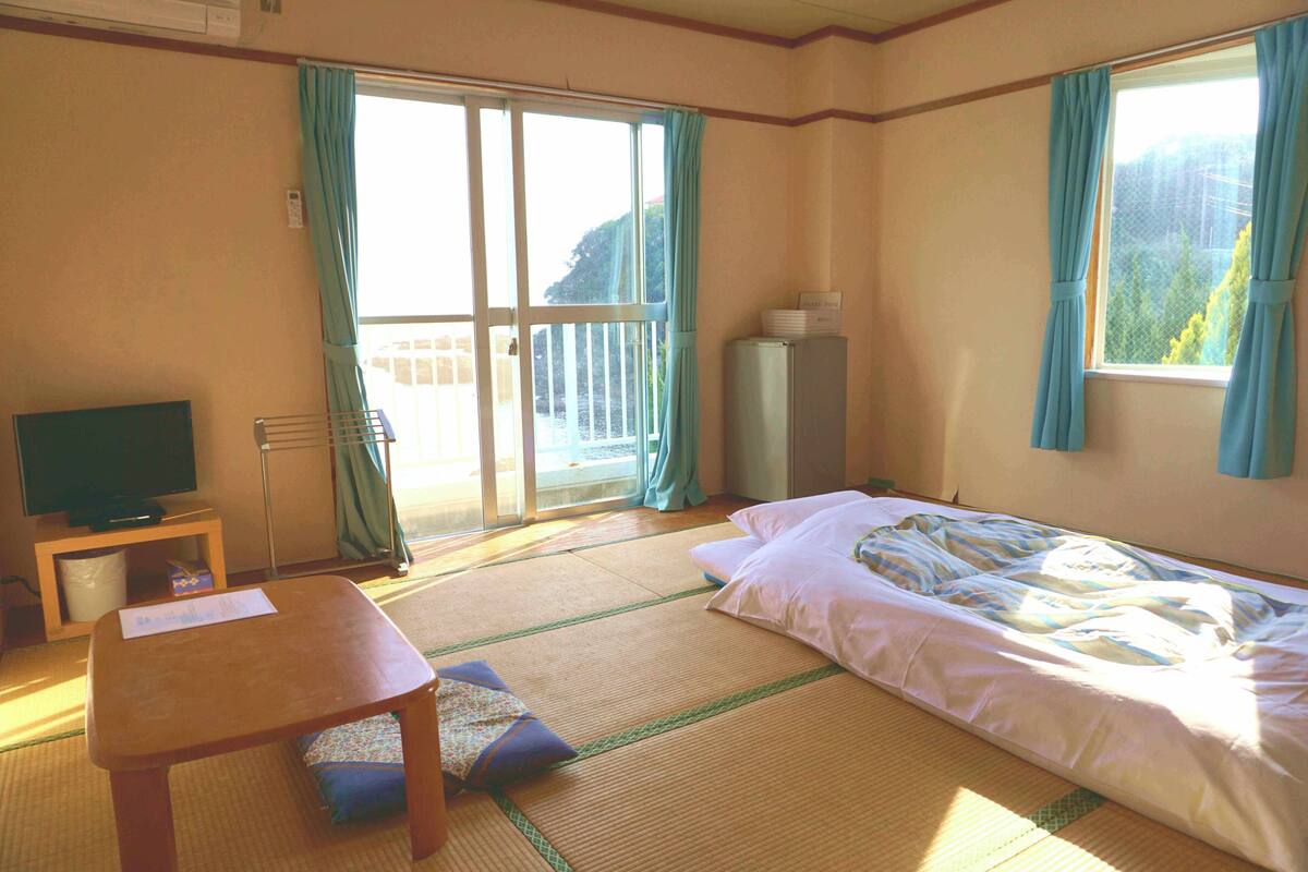 غرفة تقليدية رباعية - لغير المدخنين (With Shared Washroom) | واي فاي مجانًا وملاءات أسرّة