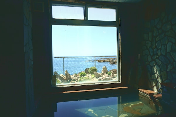 Bathtub, free toiletries, towels