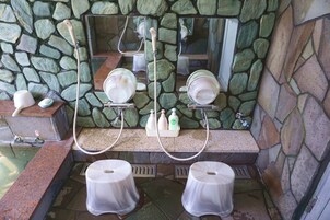 Bañera, artículos de tocador gratuitos, toallas