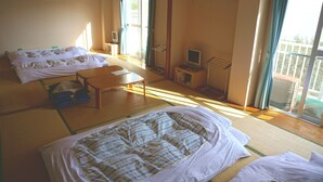 ห้องแฟมิลี่, ปลอดบุหรี่ (With Shared Washroom) | Wi-Fi ฟรี, ผ้าปูที่นอน