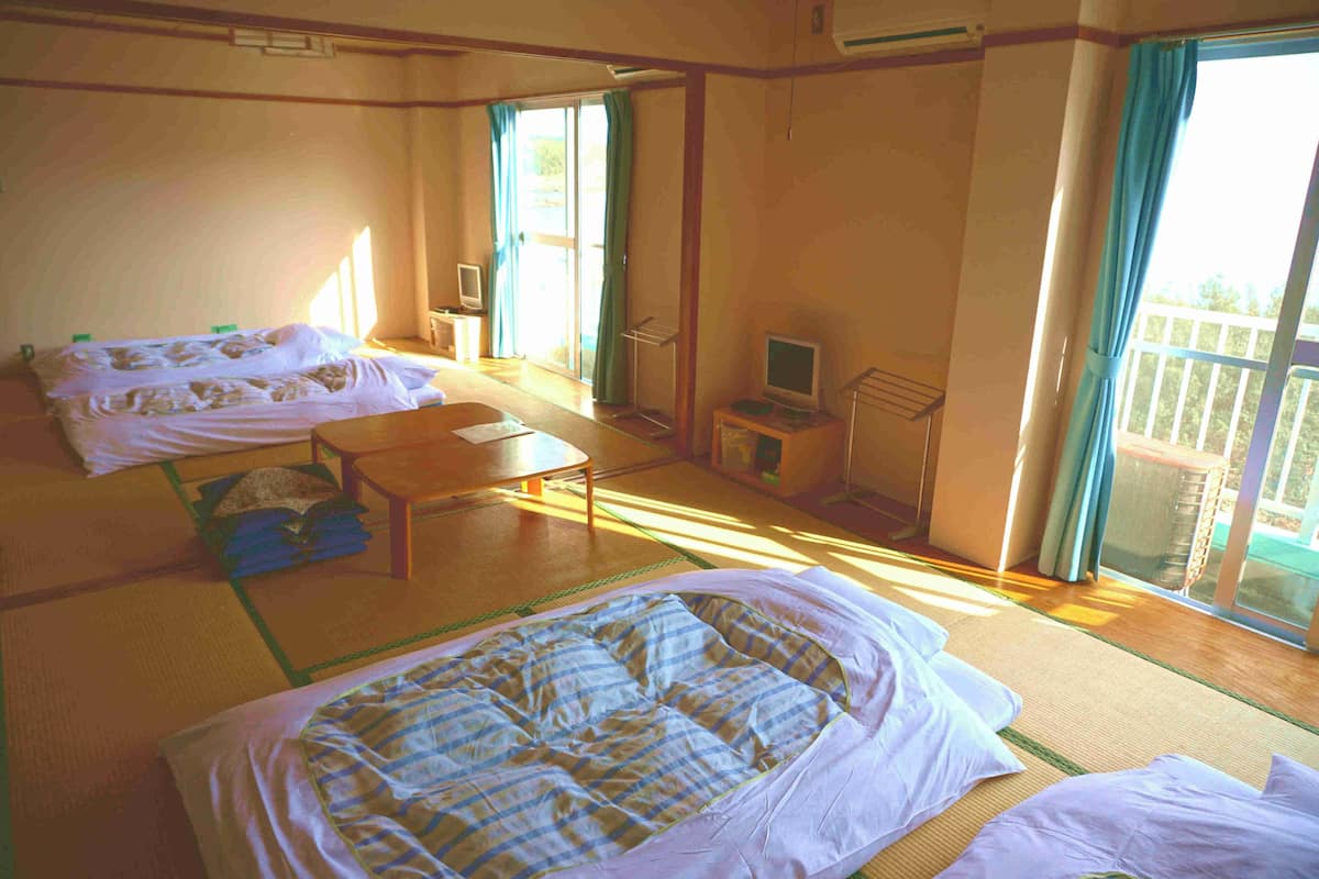 Chambre familiale, non-fumeur (With Shared Washroom) | Accès au Wi-Fi (inclus), literie fournie