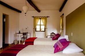 Twin Room, 1 Bedroom, Private Bathroom | Dihias secara berasingan, meja, ruang kerja komputer riba, kalis bunyi 