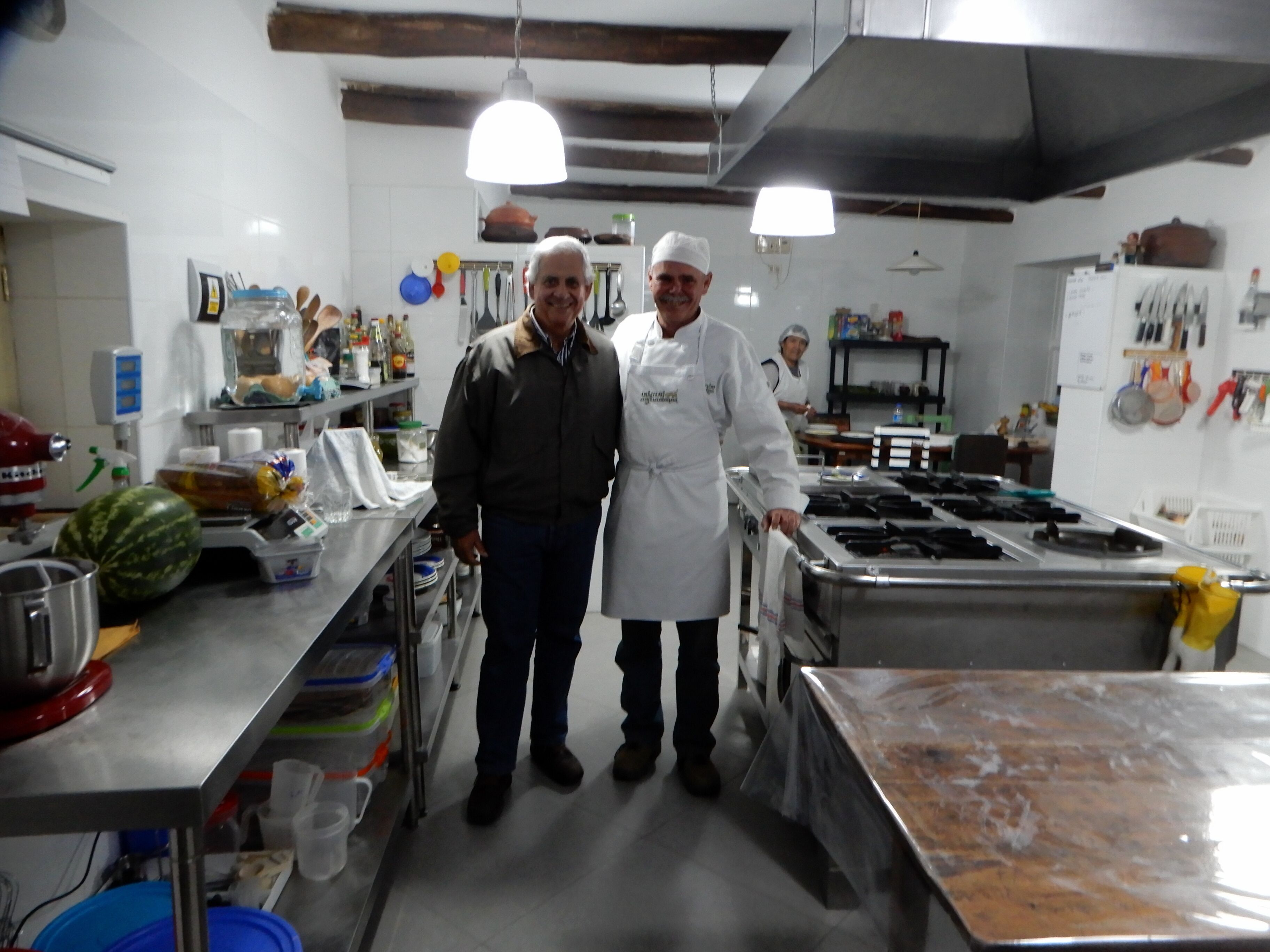 Une cuisine équipée d’appareils électroménagers en acier inoxydable, d’un grand évier et de divers ustensiles de cuisine.
