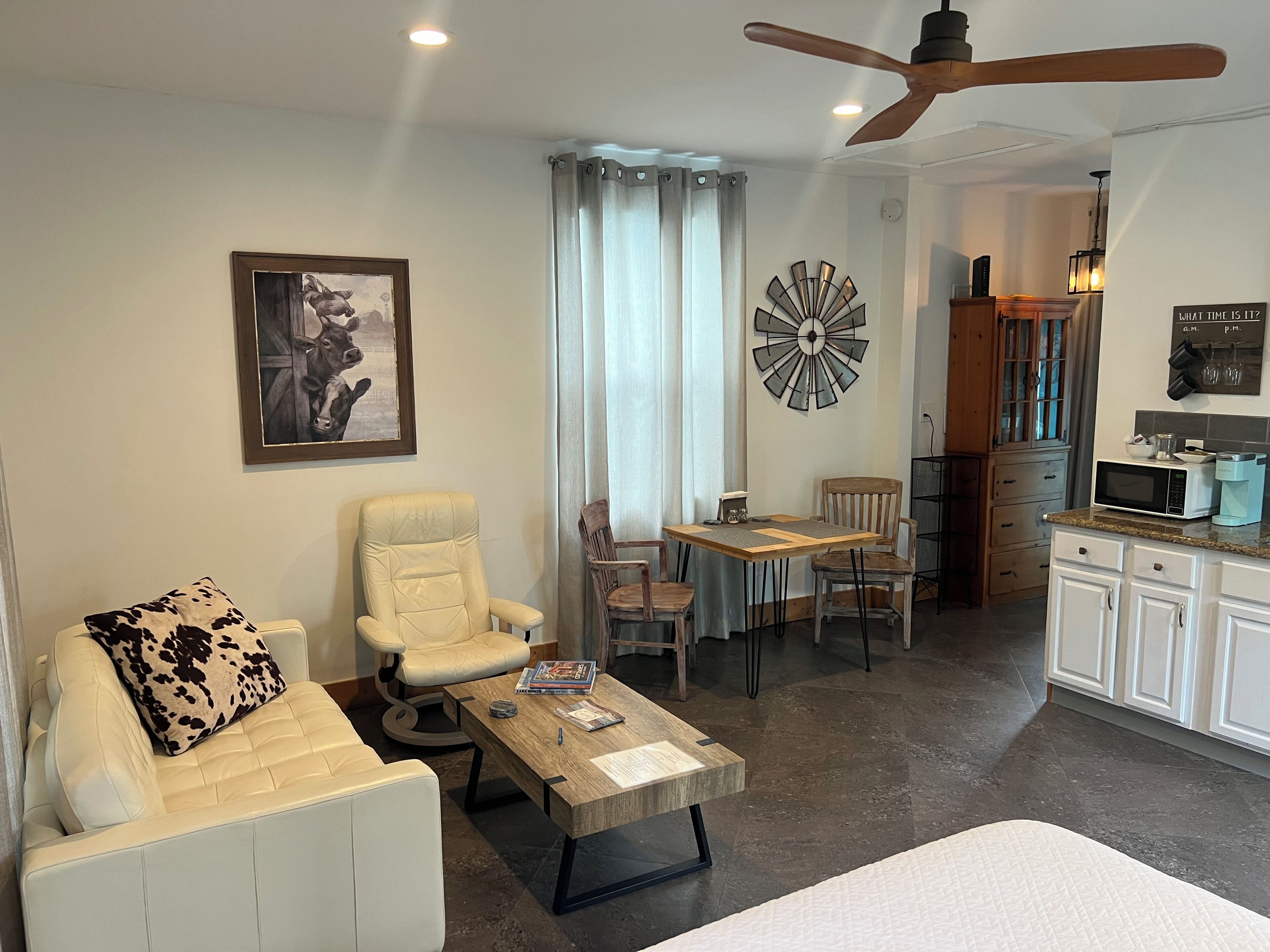 Smart-TV, bøker, musikkbibliotek og stereoanlegg