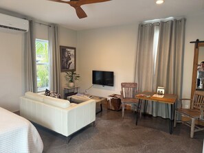 Smart TV, books, music library, stereo - J&k’s Chic Farmhouse Downtown Lake Worth Beach (Lake Worth)