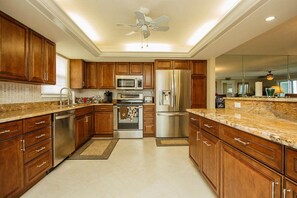 冷蔵庫、電子レンジ、オーブン、コンロ