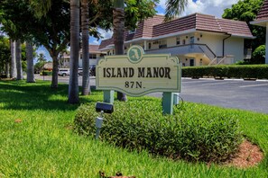 Property grounds - Island Manor G-5 - Relax and enjoy your vacation in this lovely one bed room condo rental. (Marco Island)