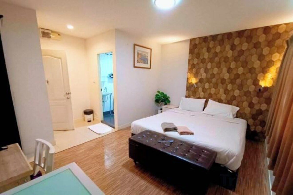 Desk, WiFi (free), bed sheets