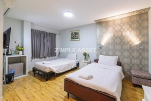 Superior Twin Room | Bathroom | Shower, free toiletries, hair dryer, slippers