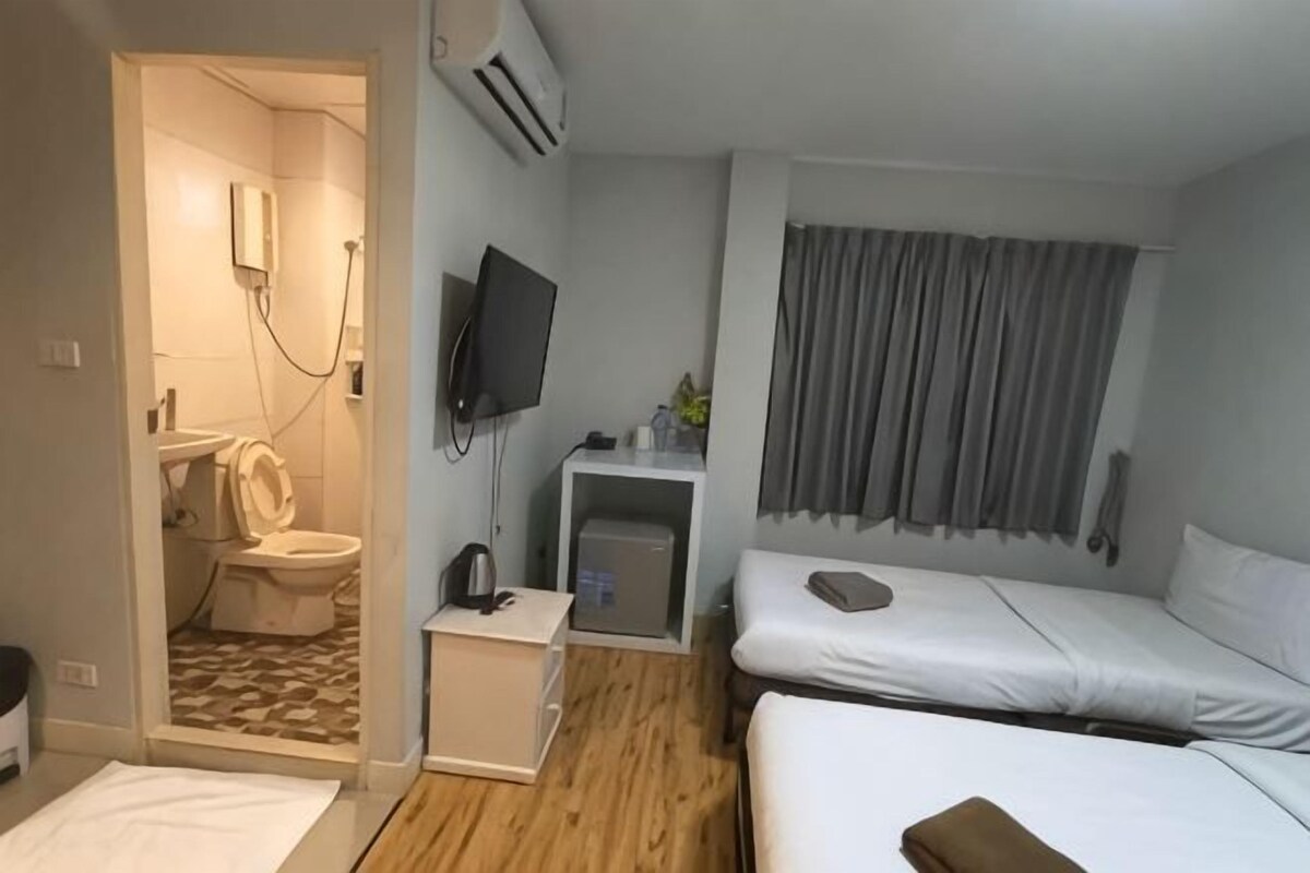 Escritorio, wifi gratis y ropa de cama 
