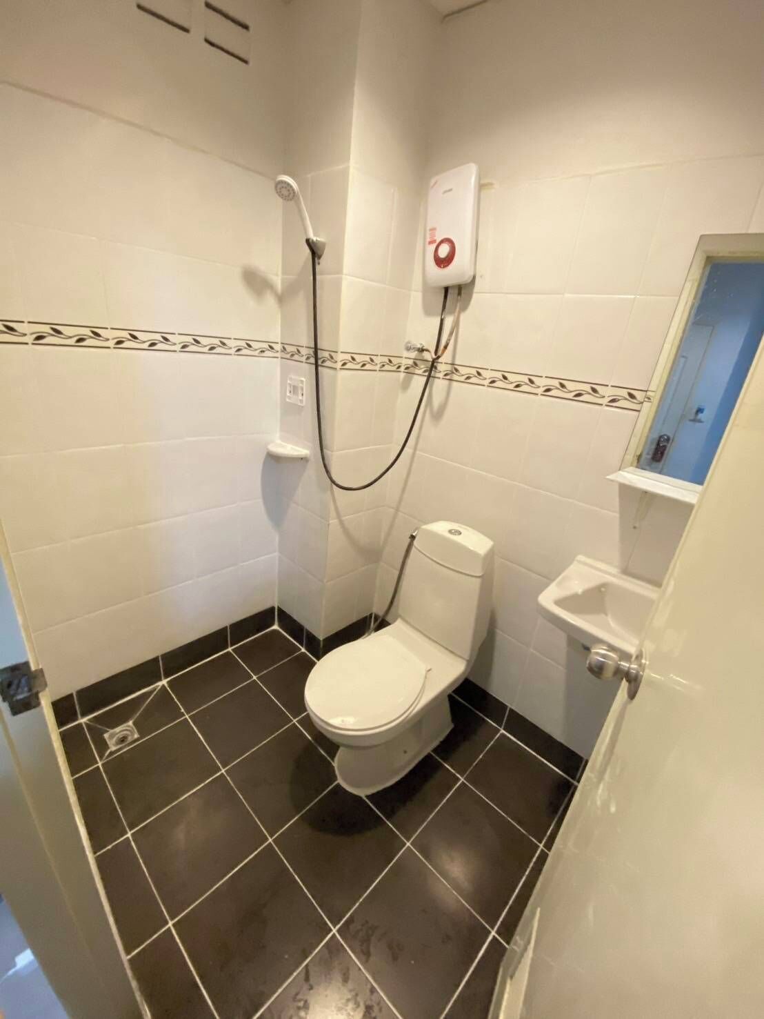 deluxe double room | bathroom | shower, free toiletries, hair dryer, slippers