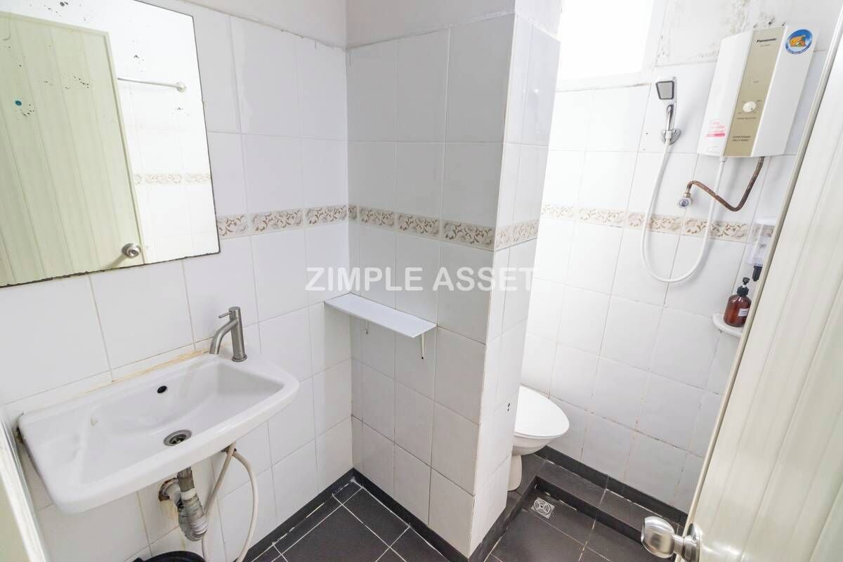 superior double room | bathroom | shower, free toiletries, hair dryer, slippers