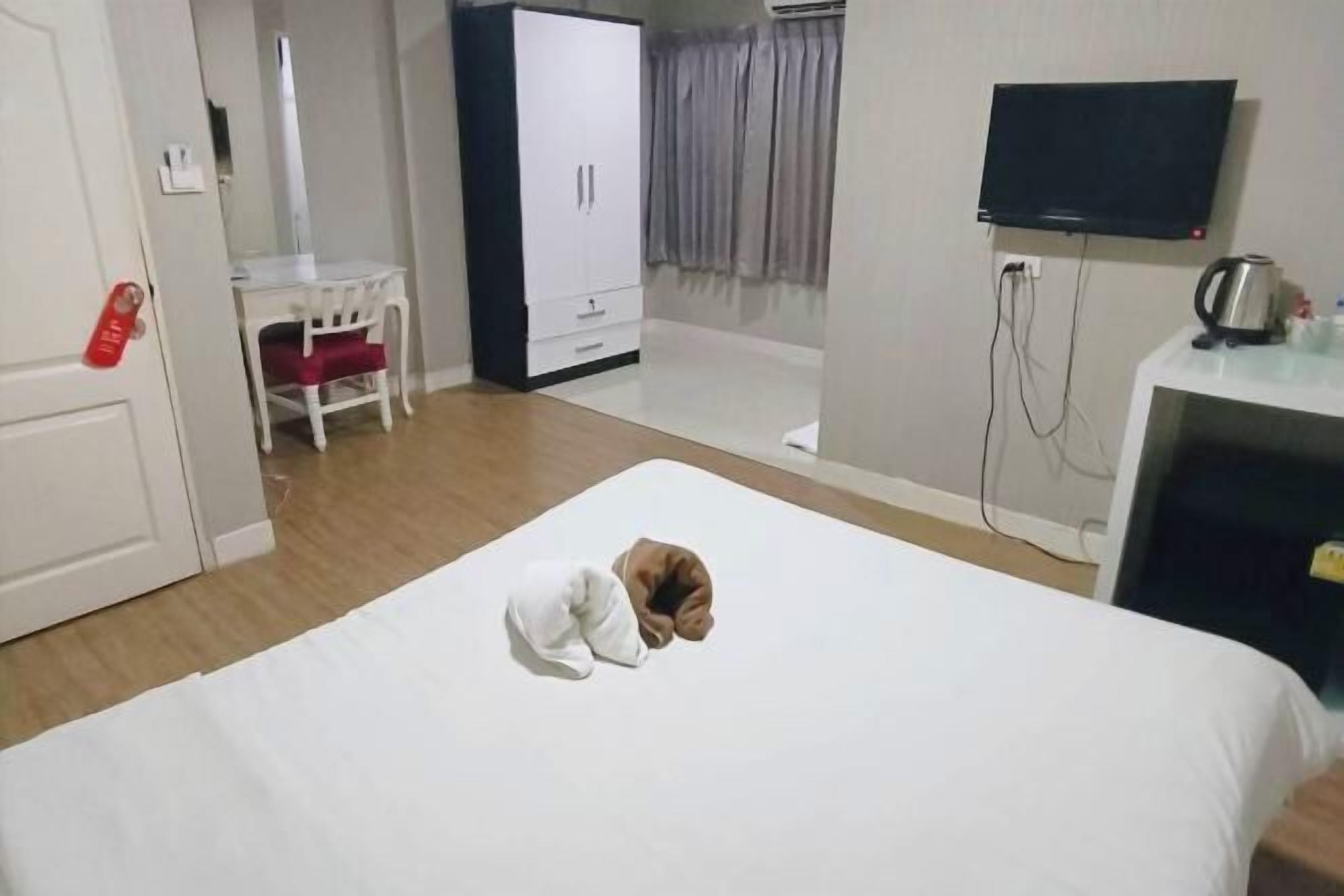 Desk, free WiFi, bed sheets