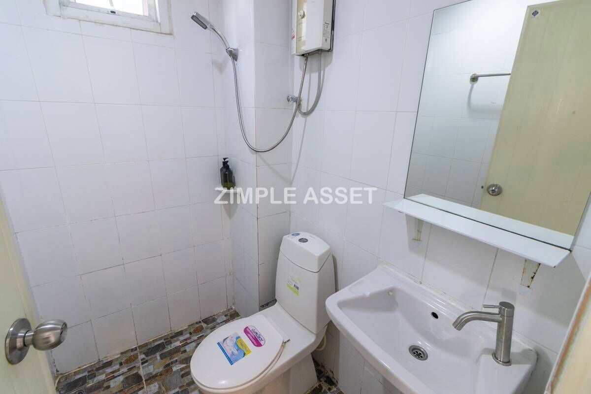 Ein kleines Badezimmer mit Toilette, Waschbecken und Dusche.