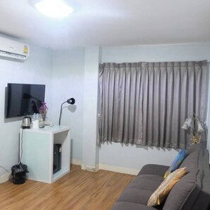 Deluxe Double Room | Desk, free WiFi, bed sheets