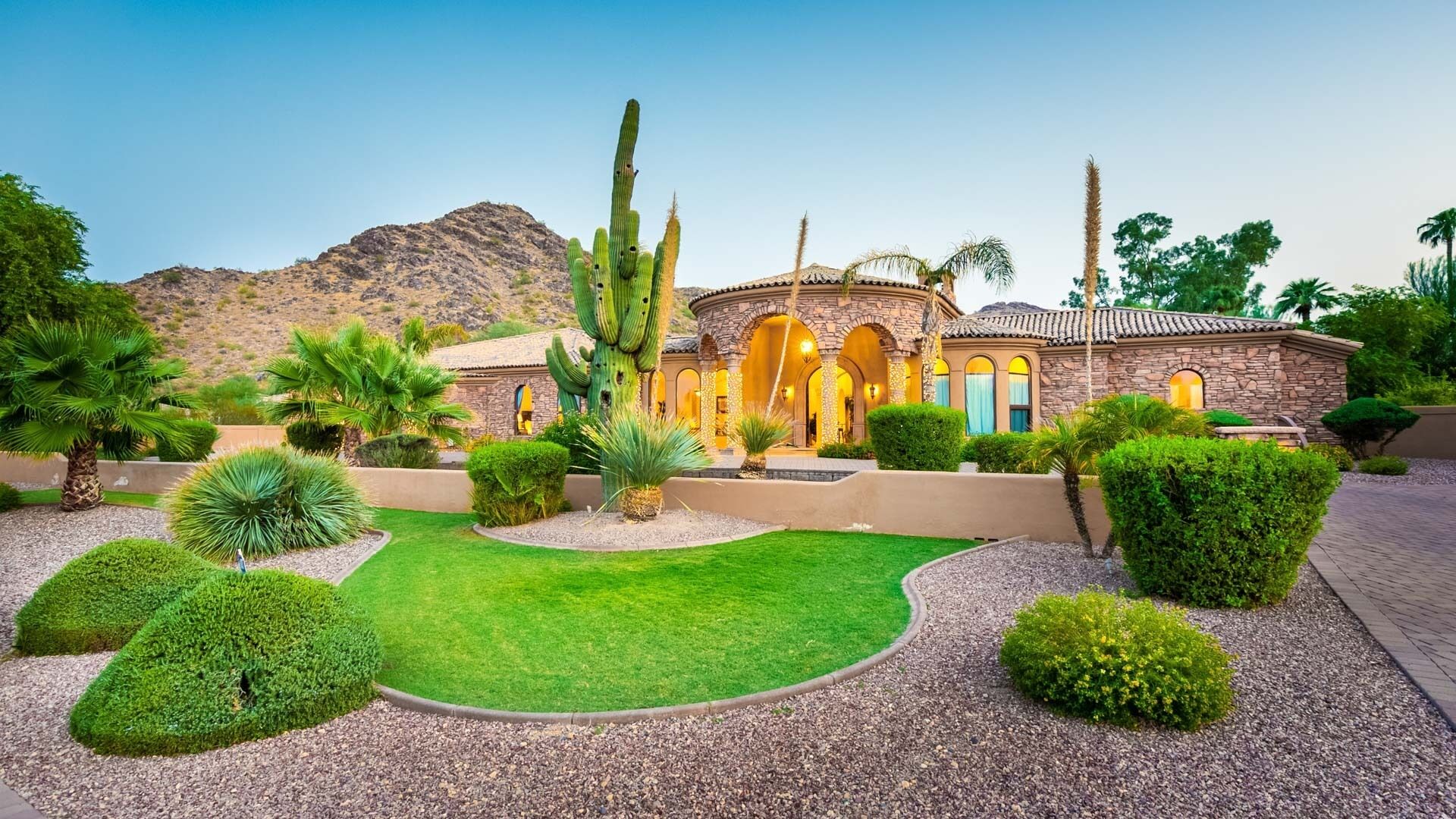 Perfect for large families- 8 bedroom w/theater, putting green, mountain views