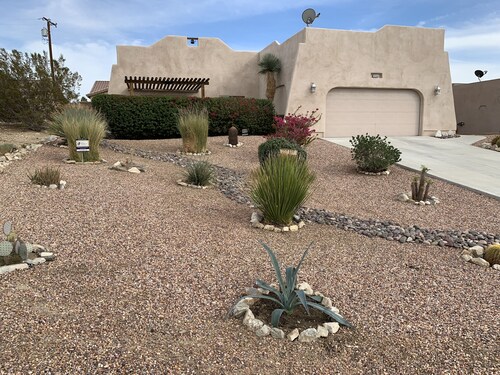 Rauhallinen Desert Retreat. Lyhyt kävelymatka kuumiin lähteisiin ja lähellä Joshua Tree!