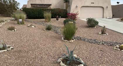 Rauhallinen Desert Retreat. Lyhyt kävelymatka kuumiin lähteisiin ja lähellä Joshua Tree!