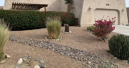 Rauhallinen Desert Retreat. Lyhyt kävelymatka kuumiin lähteisiin ja lähellä Joshua Tree!