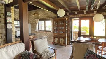 TV connectée, cheminée, chaßne hi-fi