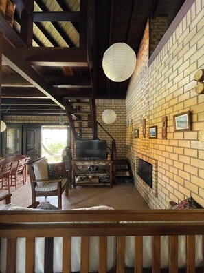 Smart-TV, Kamin, Stereoanlage