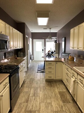 雪櫃、微波爐、焗爐、爐具