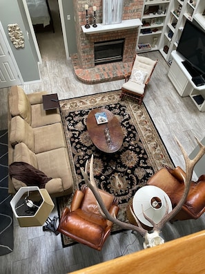 Smart TV, fireplace, books - Executive 3 bedroom townhouse.  Close to sports complex/Chevron/OXY/EOG (Midland)