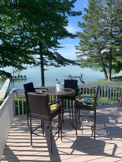 Reflective Fall Color Weekends, 6 BR, 14 beds, 5 baths, Barrel Sauna, sleeps 22