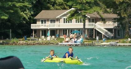 Suuri Luxury Elk Lake Home hiekka lentopallokenttä