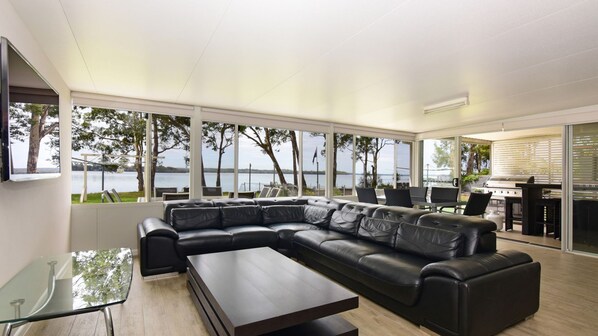 TV - Island Point Paradise (ST GEORGES BASIN)