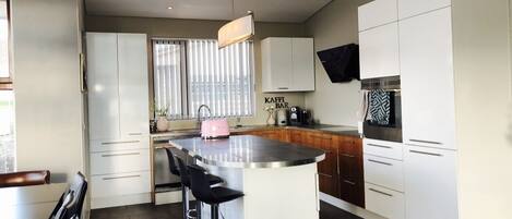 Frigorífico, microondas, horno y placa de cocina