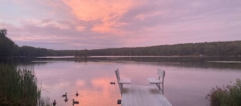 Lake Front | Hot Tub | Fire Pit | Kayaks On Site| Pool Table