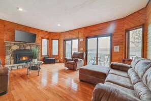 Televisión, chimenea y videojuegos