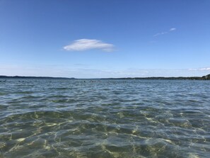 En la playa, camastros y toallas de playa 