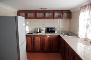 Refrigerador, microondas, cafetera y tetera y tetera eléctrica