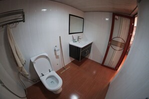 Douche à « effet pluie », serviettes fournies