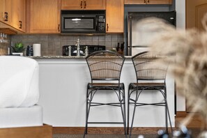 Interior - ⭐️InstantSuites-Romantic Mt. View Suite|Banff⭐️ (Canmore)