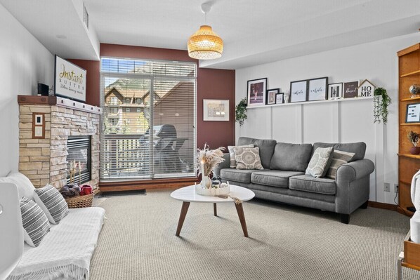 Smart TV, fireplace, Netflix, streaming services