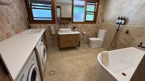 Badewanne, Haartrockner, Handtücher