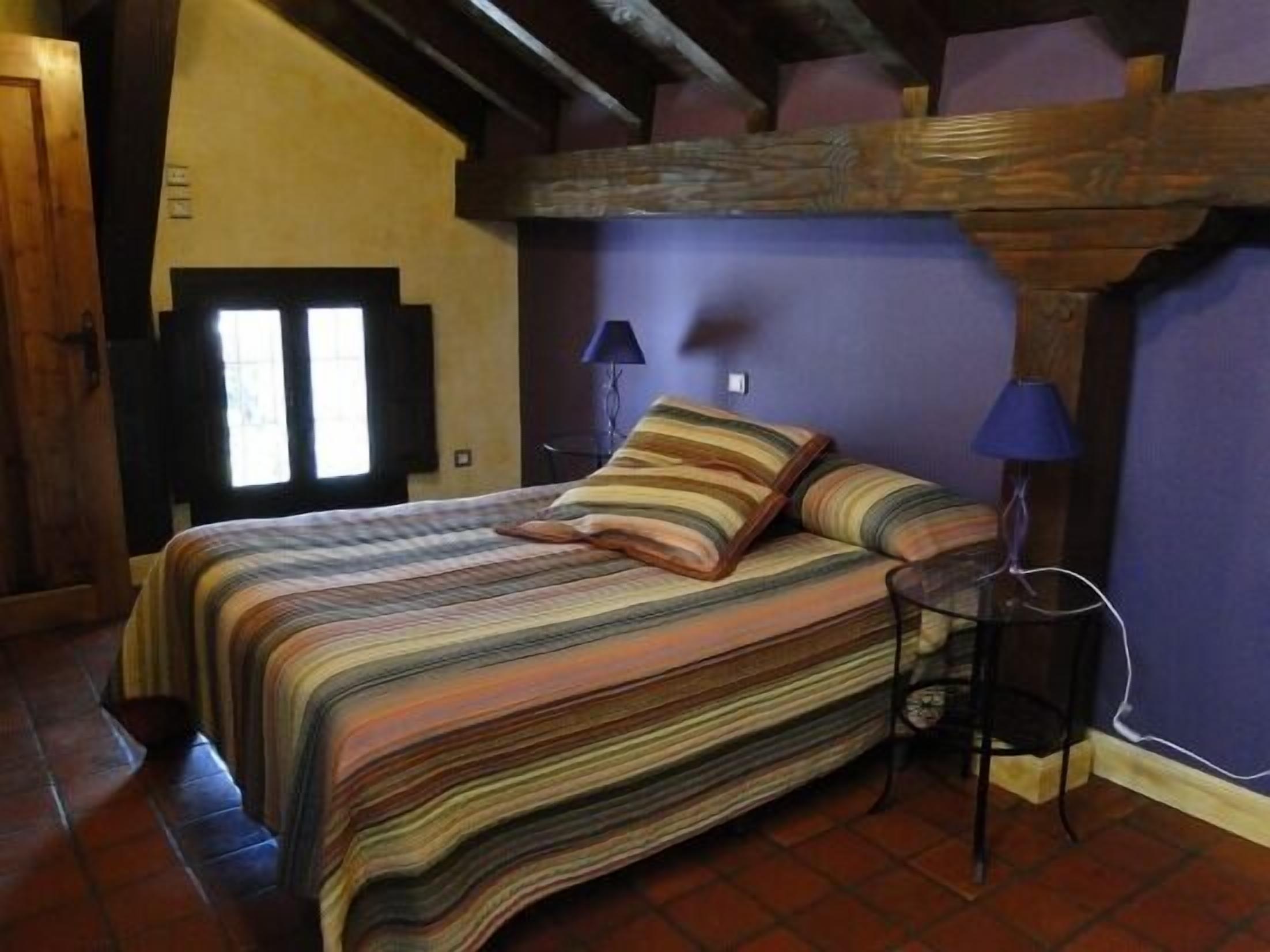 4 slaapkamers, een bureau, een strijkplank/strijkijzer, internet