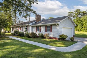 Exterior - Happy Pines by Seaside Vacations & Sales (Chincoteague Island)