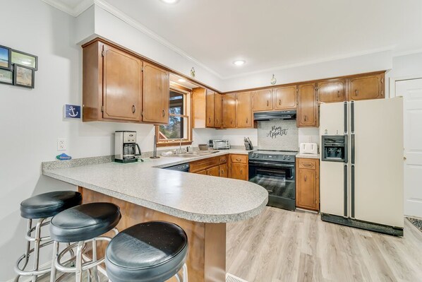 Microondas, cafetera o tetera, utensilios de cocina y especias